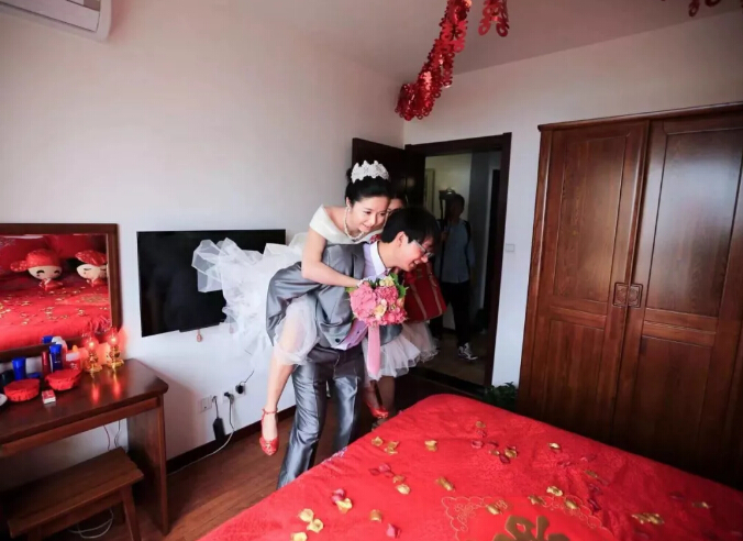 “买套实木家具，送你个老婆！你亏不亏？”